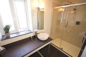 Quinlan & Cooke Boutique Townhouse Hotel Кахерсивен Екстериор снимка